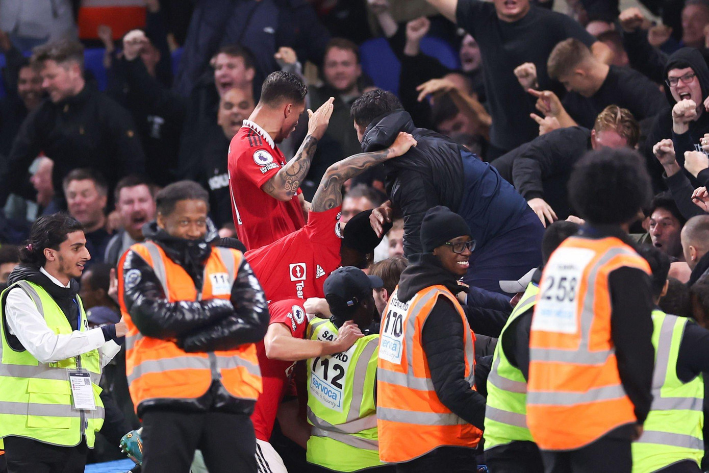 Các cầu thủ MU ăn mừng cuồng nhiệt với người hâm mộ Các cầu thủ MU ăn mừng cuồng nhiệt với người hâm mộ