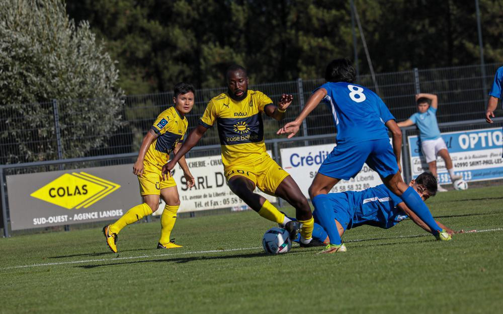 Quang Hải tự tin trong màu áo Pau FC