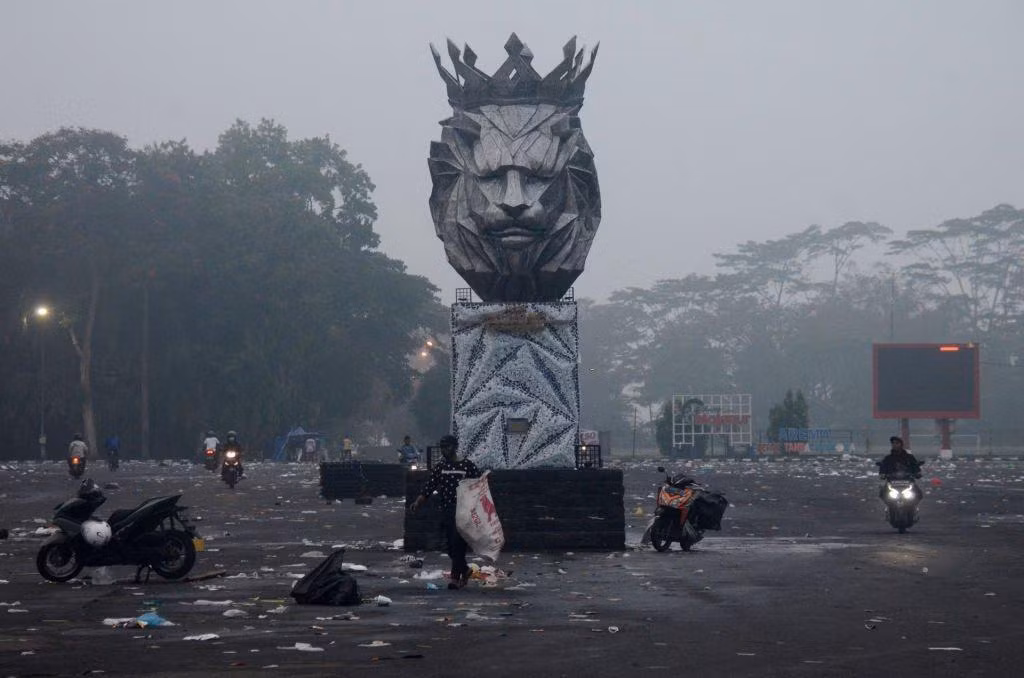 Khung cảnh tan hoang bên ngoài sân Kanjuruhan
