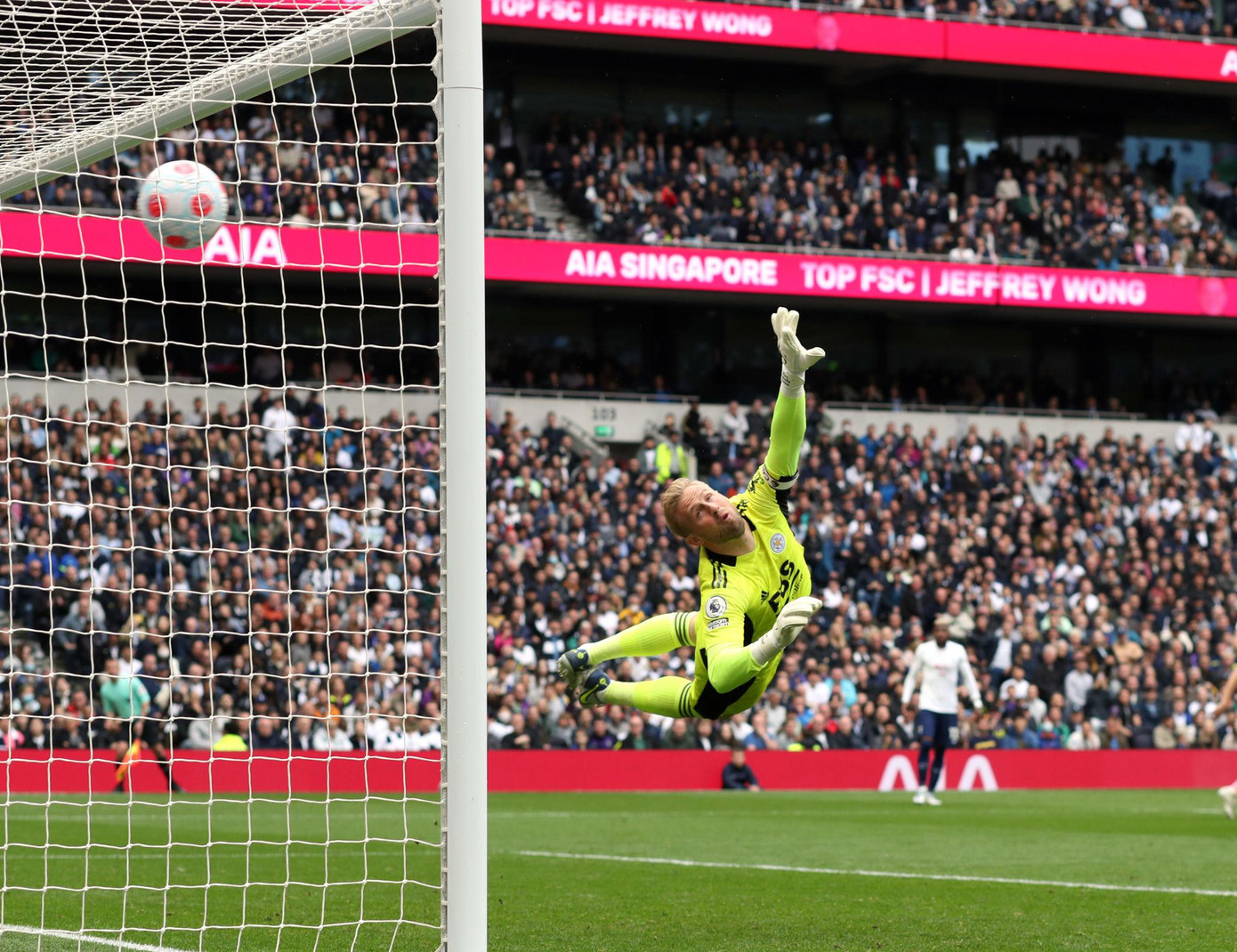 Thủ môn Schmeichel bay người hết cỡ nhưng không thể chạm tay vào bóng Thủ môn Schmeichel bay người hết cỡ nhưng không thể chạm tay vào bóng