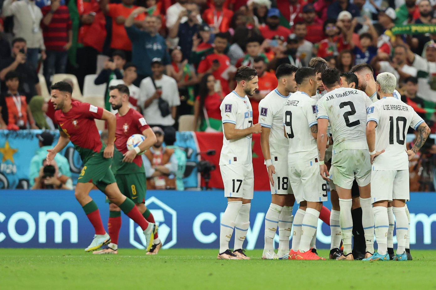 Các cầu thủ Uruguay phản ứng bất thành