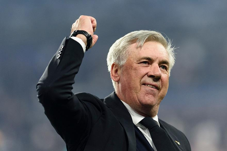 HLV Carlo Ancelotti ăn mừng chiến thắng trước Liverpool.