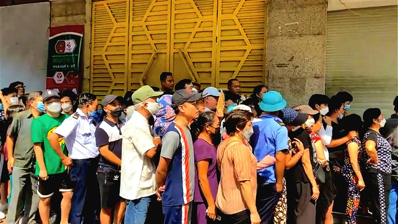 Hàng trăm người xếp hàng nhưng không mua được vé