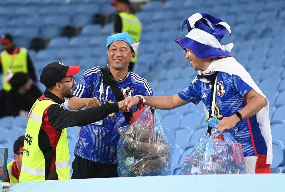 Người hâm mộ Nhật Bản vui vẻ dọn dẹp sau trận thua Croatia