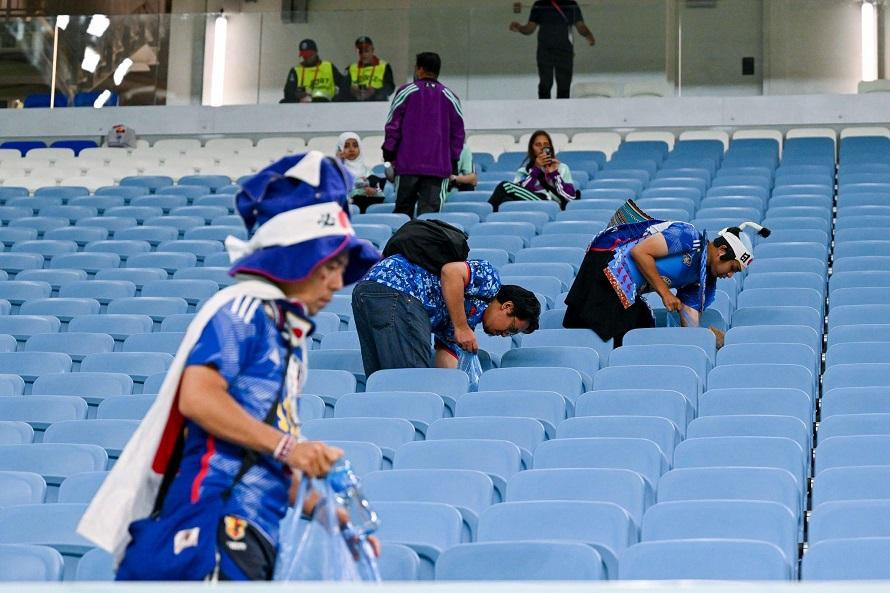 Hành động của CĐV Nhật Bản truyền cảm hứng cho các khán giả khác