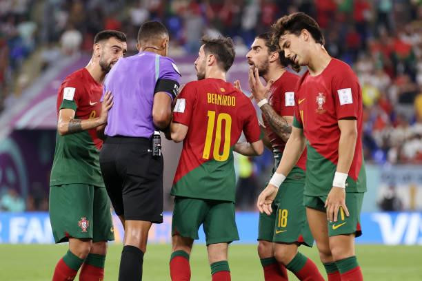Các cầu thủ Bồ Đào Nha phản ứng với trọng tài nhưng không có kết quả