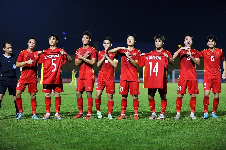 Các cầu thủ U19 Việt Nam gửi lời chúc may mắn đến Văn Trường và Tuấn Phong. Ảnh: BTC