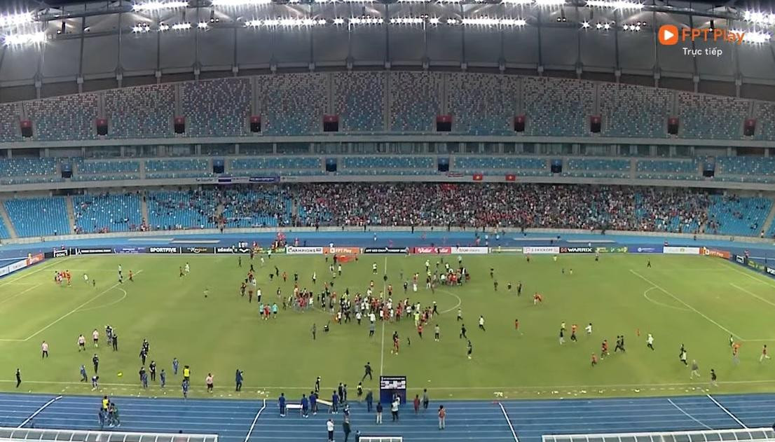 Hàng chục cổ động viên Việt Nam tràn vào sân ăn mừng cùng tuyển U23