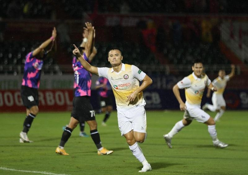 Xuân Nam ăn mừng bàn thắng bằng tay. Ảnh: Tuấn Hữu Xuân Nam ăn mừng bàn thắng bằng tay. Ảnh: Tuấn Hữu