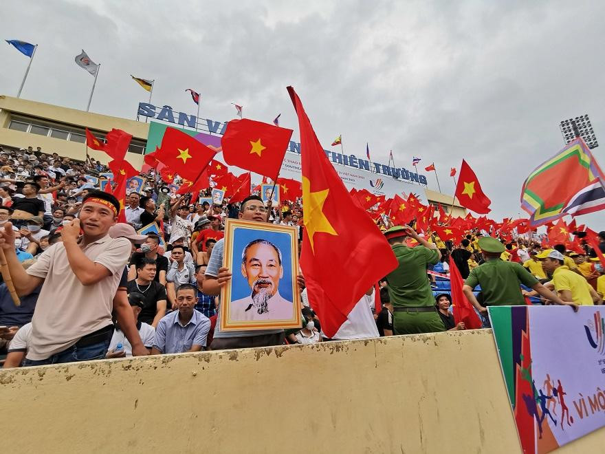 Cờ đỏ sao vàng rợp trời khiến không ít người tưởng nhầm trận đấu có U23 Việt Nam tham dự. Ảnh: Nguyễn Hoàng