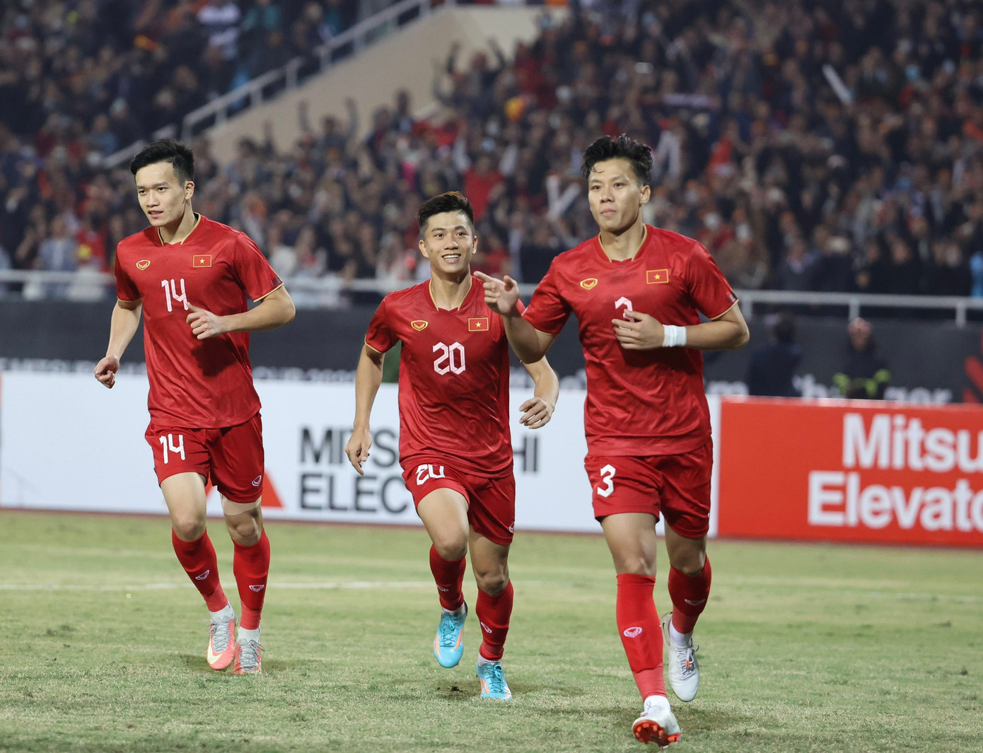 Ngọc Hải tiếp tục ăn mừng khá lạnh lùng ngay sau khi ghi bàn. Ngọc Hải tiếp tục ăn mừng khá lạnh lùng ngay sau khi ghi bàn.