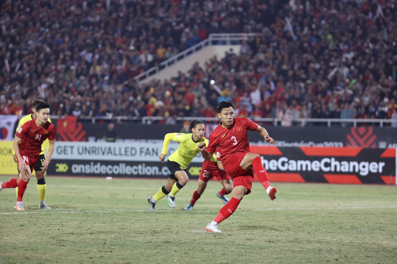 Sự lạnh lùng của Ngọc Hải khiến thủ môn Malaysia không cách nào cản phá. Sự lạnh lùng của Ngọc Hải khiến thủ môn Malaysia không cách nào cản phá.