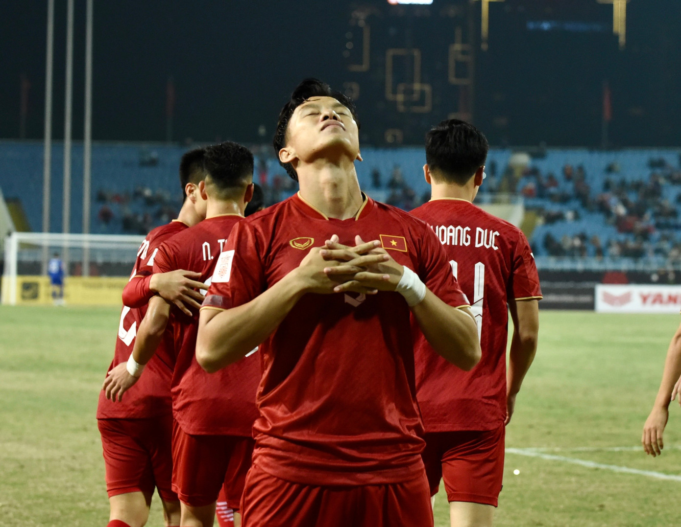 Cuối cùng, trung vệ người Nghệ An thực hiện pha ăn mừng theo kiểu "đi ngủ" của Cristiano Ronaldo. Hình ảnh này nhanh chóng lan truyền trên mạng xã hội với tốc độ chóng mặt. Cuối cùng, trung vệ người Nghệ An thực hiện pha ăn mừng theo kiểu "đi ngủ" của Cristiano Ronaldo. Hình ảnh này nhanh chóng lan truyền trên mạng xã hội với tốc độ chóng mặt.