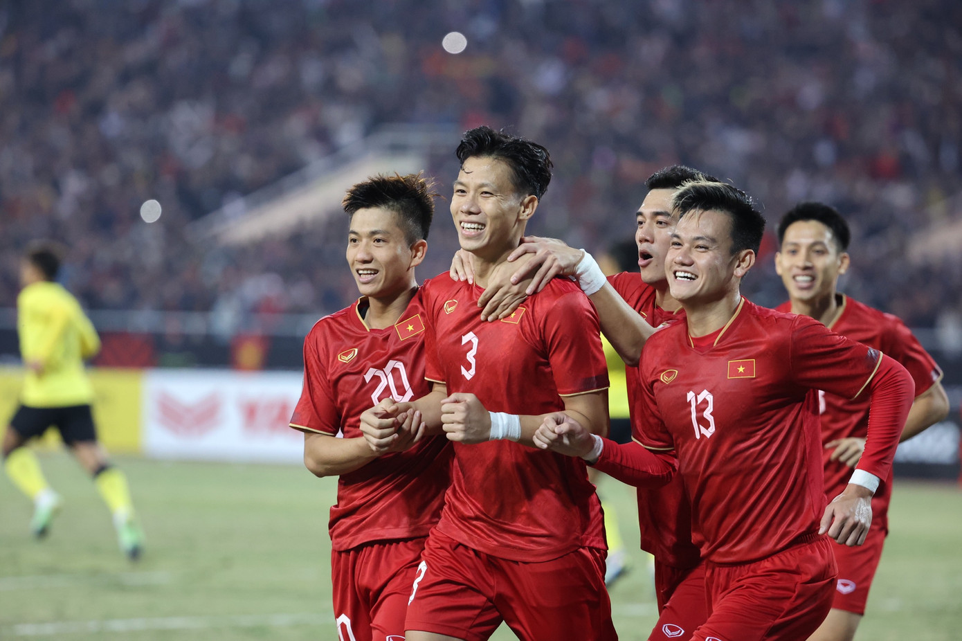 Phải đến góc sân, khi các đồng đội ùa lại cùng, Ngọc Hải mới tươi cười rạng rỡ. Phải đến góc sân, khi các đồng đội ùa lại cùng, Ngọc Hải mới tươi cười rạng rỡ.