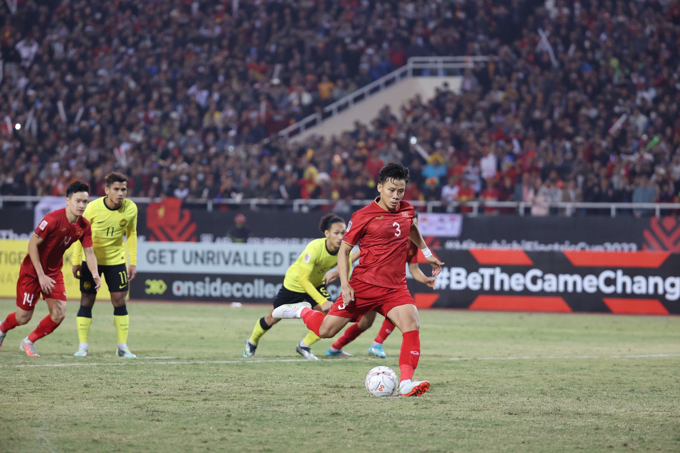 Trung vệ SLNA không nhảy chân sáo như sở thích mà thực hiện cú sút quyết đoán. Đây là điều dễ hiểu bởi lẽ tuyển Việt Nam mới dẫn trước 1-0 ở thời điểm này. Trung vệ SLNA không nhảy chân sáo như sở thích mà thực hiện cú sút quyết đoán. Đây là điều dễ hiểu bởi lẽ tuyển Việt Nam mới dẫn trước 1-0 ở thời điểm này.