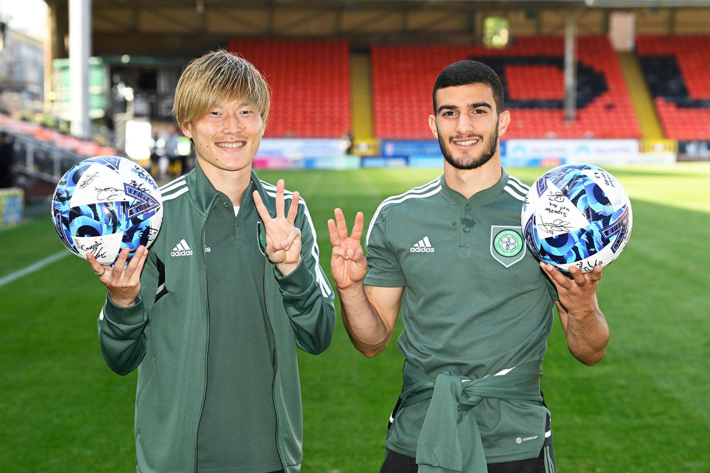 Kyogo Furuhashi và Abada và trái bóng kỷ niệm sau trận đấu Kyogo Furuhashi và Abada và trái bóng kỷ niệm sau trận đấu