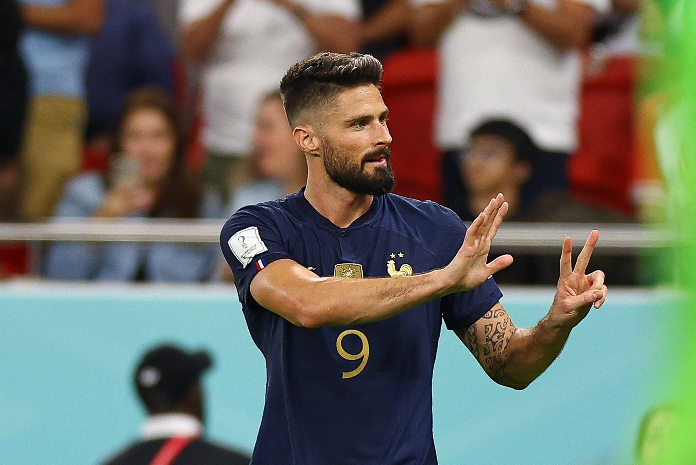 Giroud ra dấu hiệu số 52 khi ăn mừng bàn thắng trước Ba Lan