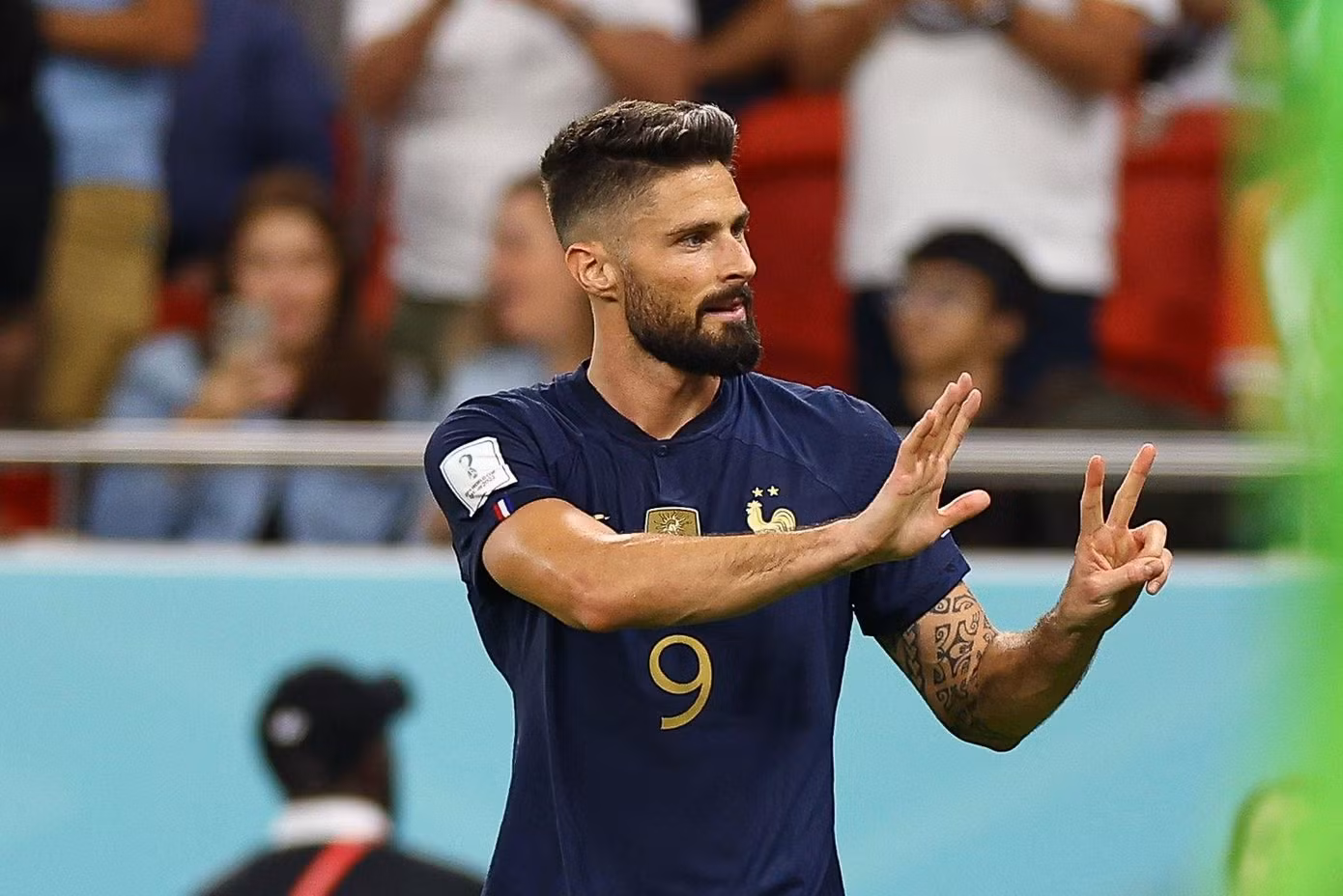 Giroud ra dấu hiệu số 52 khi ăn mừng bàn thắng trước Ba Lan Giroud ra dấu hiệu số 52 khi ăn mừng bàn thắng trước Ba Lan