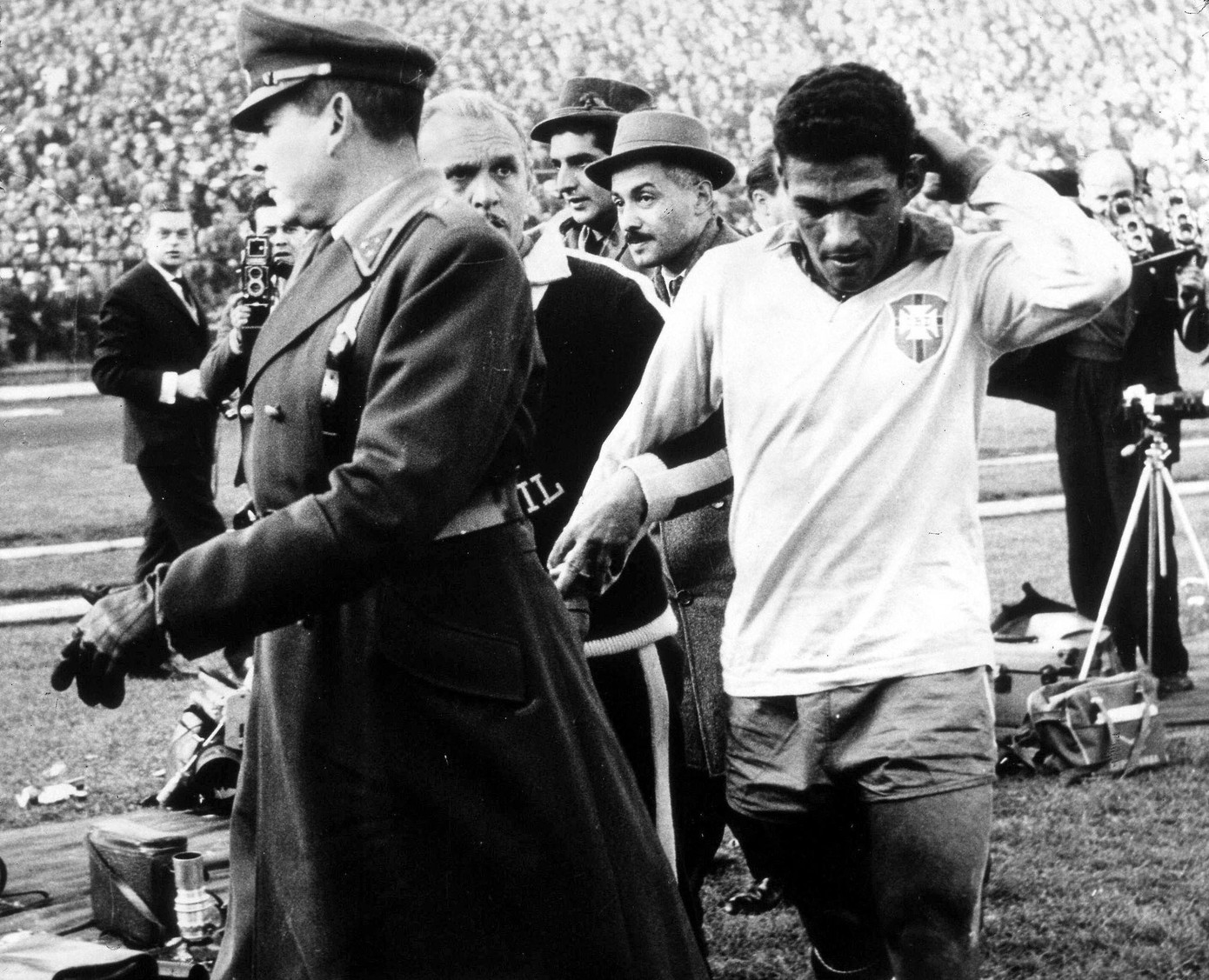 Garrincha bị người Chile tấn công ở trận bán kết, từ trong sân đến ngoài sân