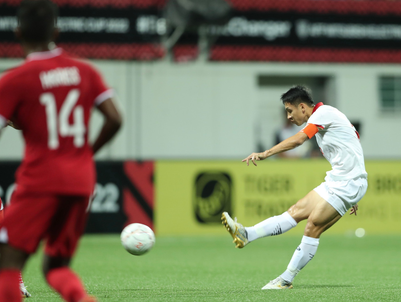 Hùng Dũng sút xa cực hay - Ảnh: Hữu Phạm Hùng Dũng sút xa cực hay - Ảnh: Hữu Phạm