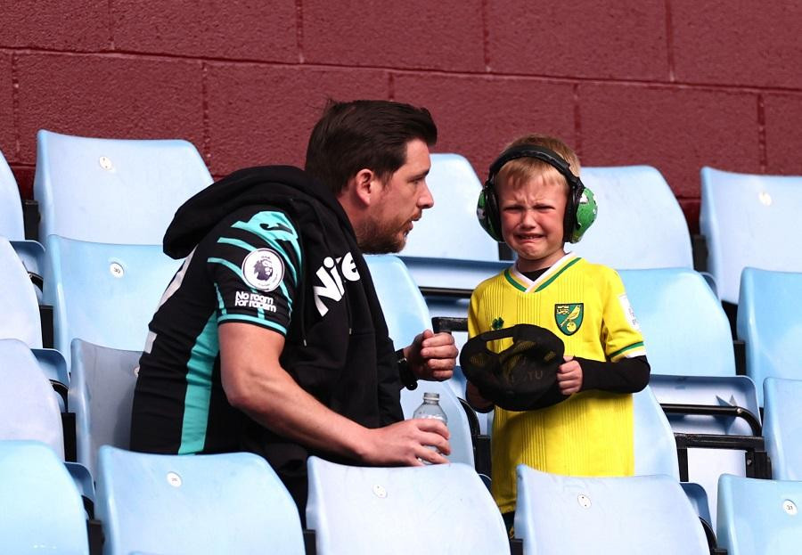 Cổ động viên nhí của Norwich bật khóc trên khán đài
