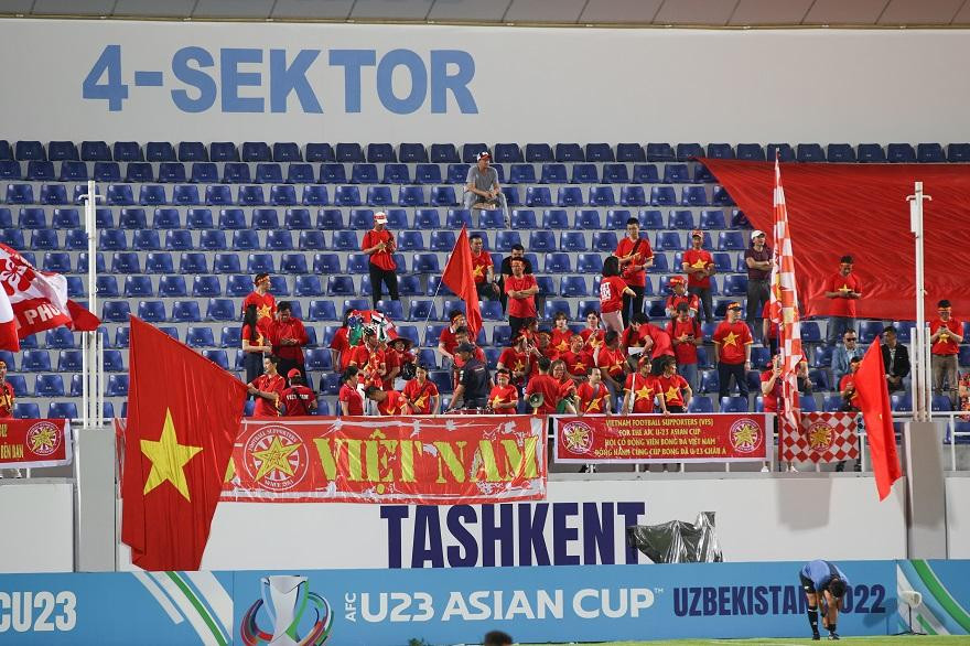 Không quá đông, nhưng các cổ động viên Việt Nam luôn cổ vũ hết mình. Ảnh: AFC