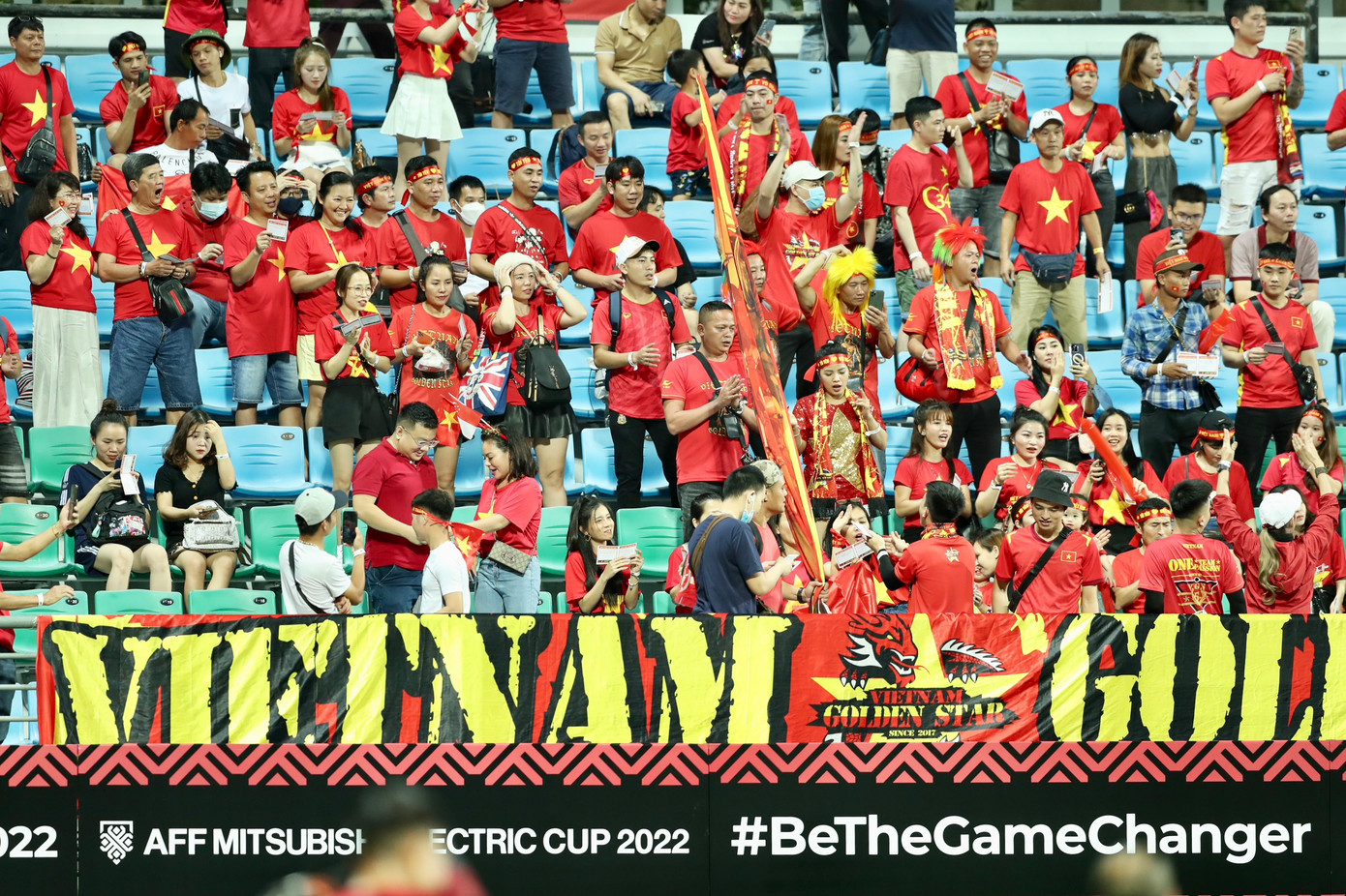 Cho dù không đông, nhưng CĐV Việt Nam vẫn chuẩn bị đủ phụ kiện cỗ vũ cho thầy trò HLV Park Hang-seo. Ảnh: Hữu Phạm Cho dù không đông, nhưng CĐV Việt Nam vẫn chuẩn bị đủ phụ kiện cỗ vũ cho thầy trò HLV Park Hang-seo. Ảnh: Hữu Phạm