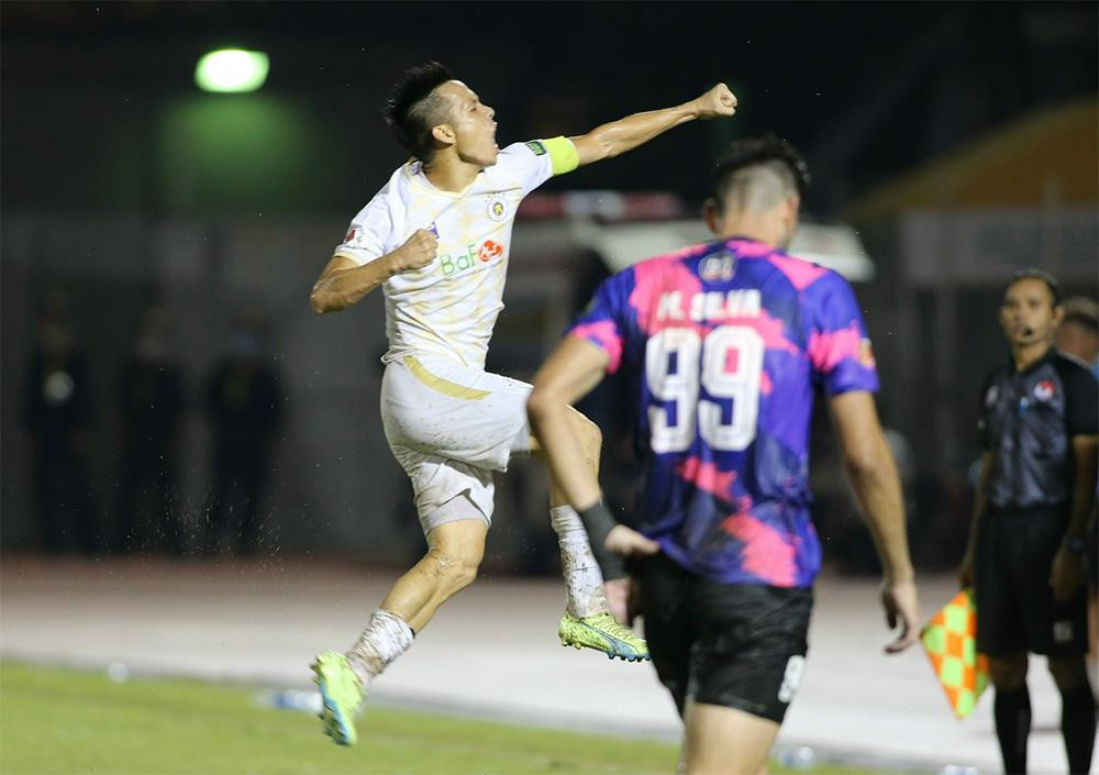 Văn Quyết ăn mừng bàn thắng trước Sài Gòn. Ảnh: VPF