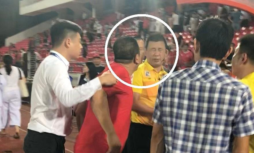 Hành động xấu xí của CĐV tại sân Lạch Tray