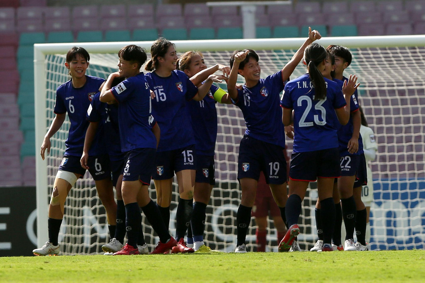 Tuyển nữ Thái Lan giành ngôi đầu bảng A