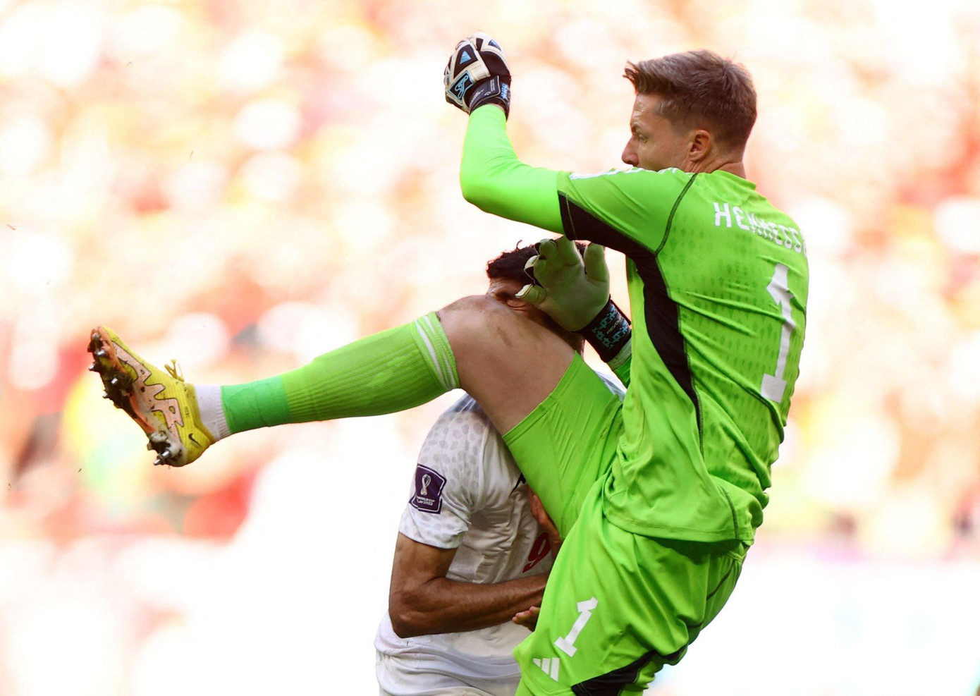 Pha va chạm khiến thủ môn Xứ Wales bị đuổi Pha va chạm khiến thủ môn Xứ Wales bị đuổi