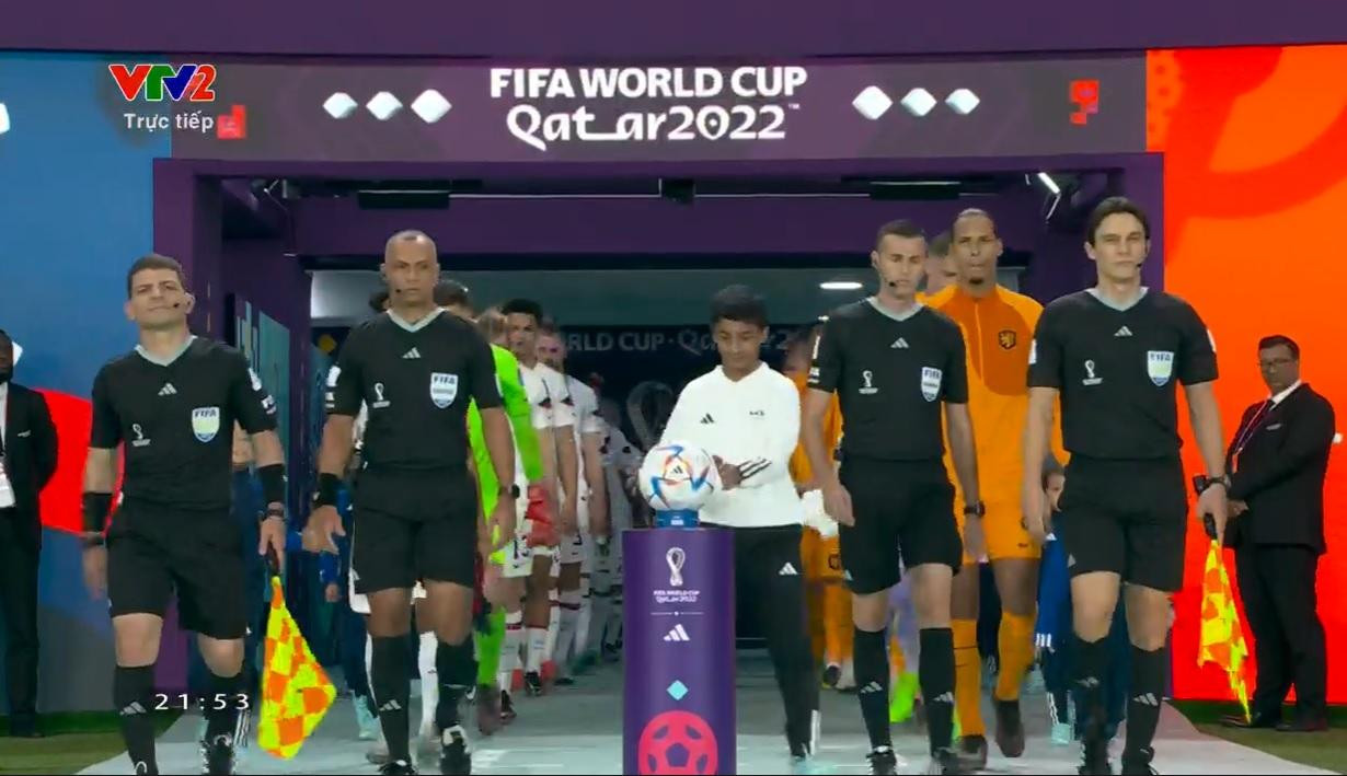 Mỹ và Hà Lan ra sân chuẩn bị làm thủ tục trước trận đấu Mỹ và Hà Lan ra sân chuẩn bị làm thủ tục trước trận đấu