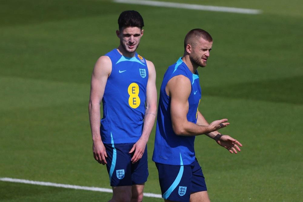 Các cầu thủ Anh nheo mắt vì cái nắng ở Qatar Các cầu thủ Anh nheo mắt vì cái nắng ở Qatar