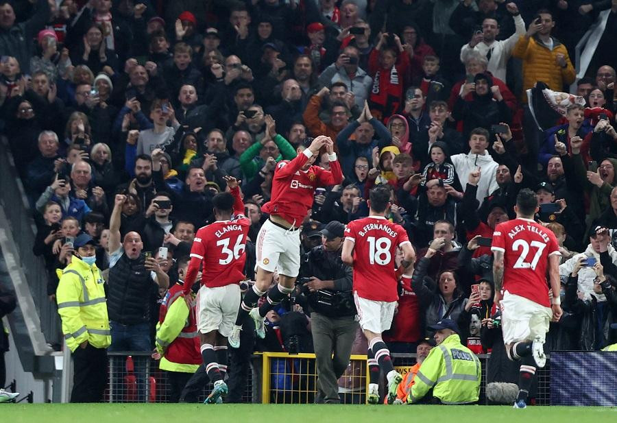 Ronaldo trình diễn kiểu ăn mừng quen thuộc