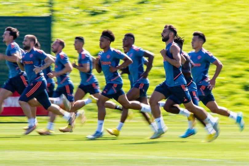 Cầu thủ MU bị Ten Hag phạt chạy dưới cái nắng kỷ lục của nước Anh