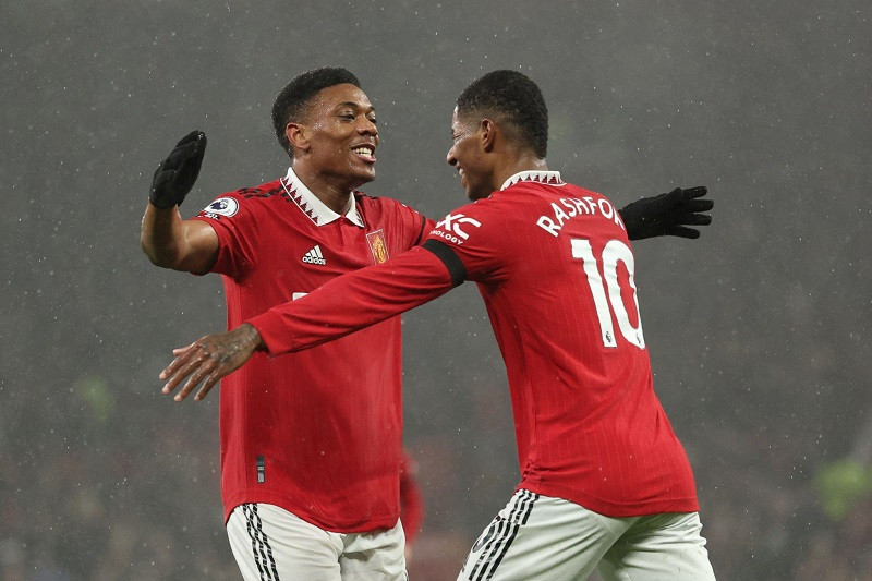 Martial ăn mừng bàn thắng cùng Rashford