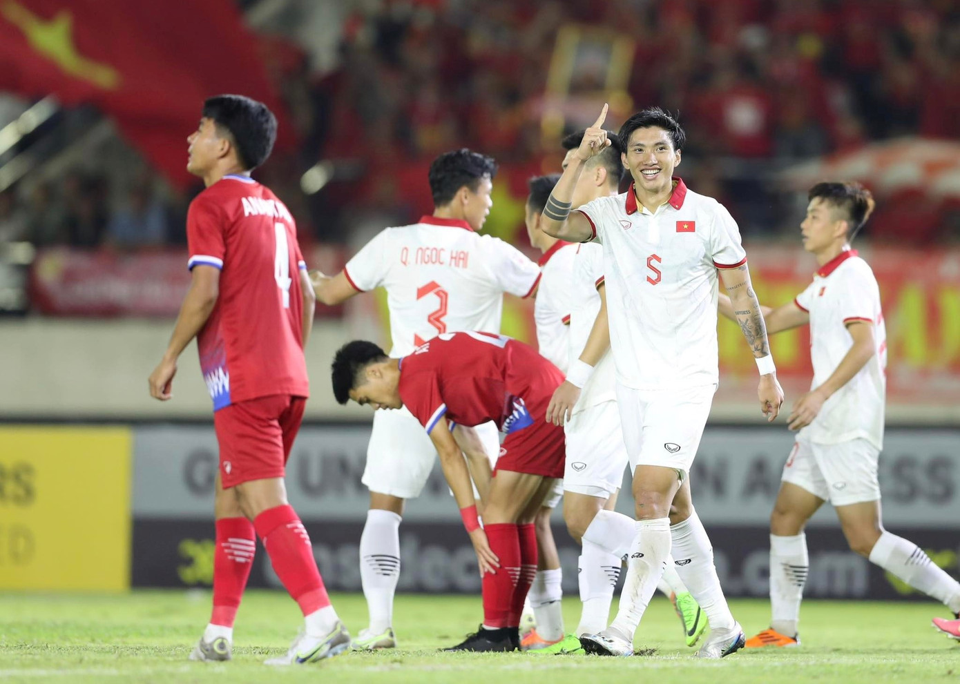 Văn Hậu ra dấu hiệu đánh dấu bàn thắng đầu tiên trong màu áo tuyển Việt Nam