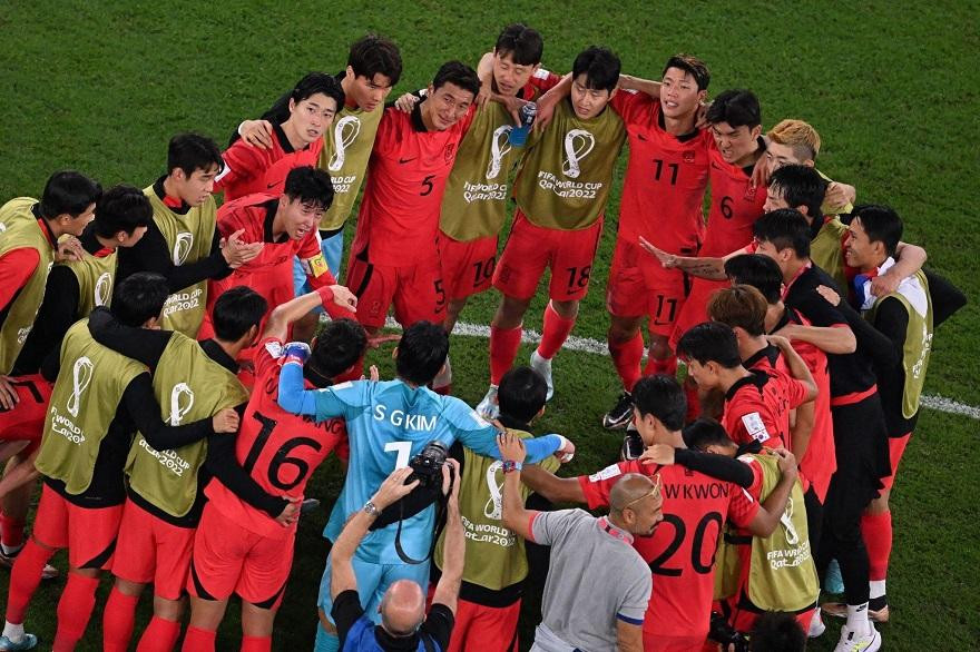 Các cầu thủ Hàn Quốc nín thở xem 6 phút cuối trận của Uruguay