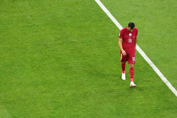 Cầu thủ Qatar buồn bã bước vào giờ nghỉ Cầu thủ Qatar buồn bã bước vào giờ nghỉ