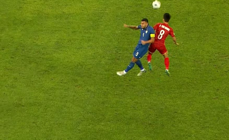 Phút 52, Văn Khang nằm sân sau pha tranh chấp bóng bổng với đối phương. Rất may anh không dính chấn thương nặng. Phút 52, Văn Khang nằm sân sau pha tranh chấp bóng bổng với đối phương. Rất may anh không dính chấn thương nặng.