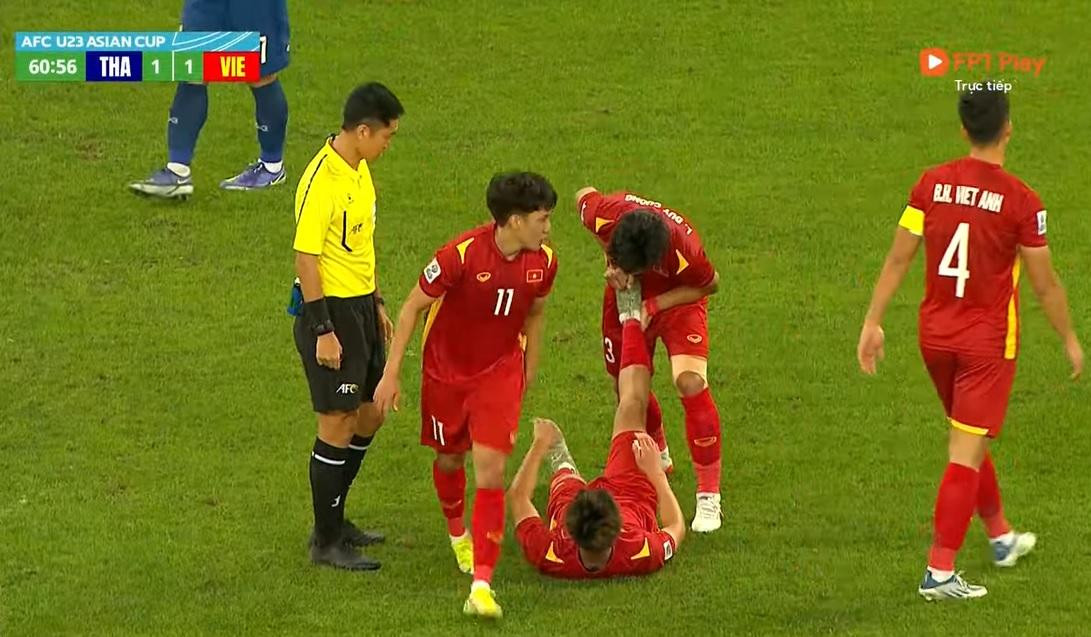 Nguyễn Văn Trường bất ngờ bị đau cho dù không va chạm với ai. Nguyễn Văn Trường bất ngờ bị đau cho dù không va chạm với ai.