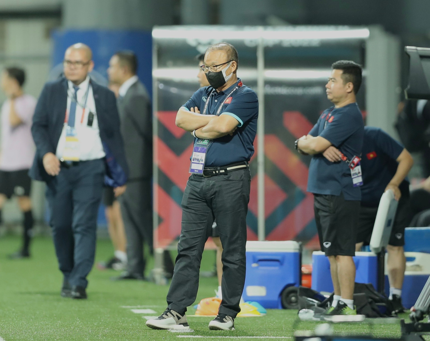 HLV Park Hang-seo trầm tư ngoài sân. Ảnh: Hữu Phạm HLV Park Hang-seo trầm tư ngoài sân. Ảnh: Hữu Phạm