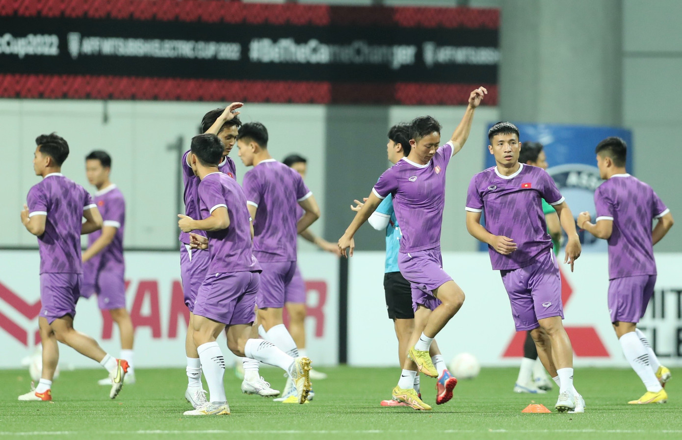 Các tuyển thủ Việt Nam chạy khởi động. Ảnh: Hữu Phạm Các tuyển thủ Việt Nam chạy khởi động. Ảnh: Hữu Phạm