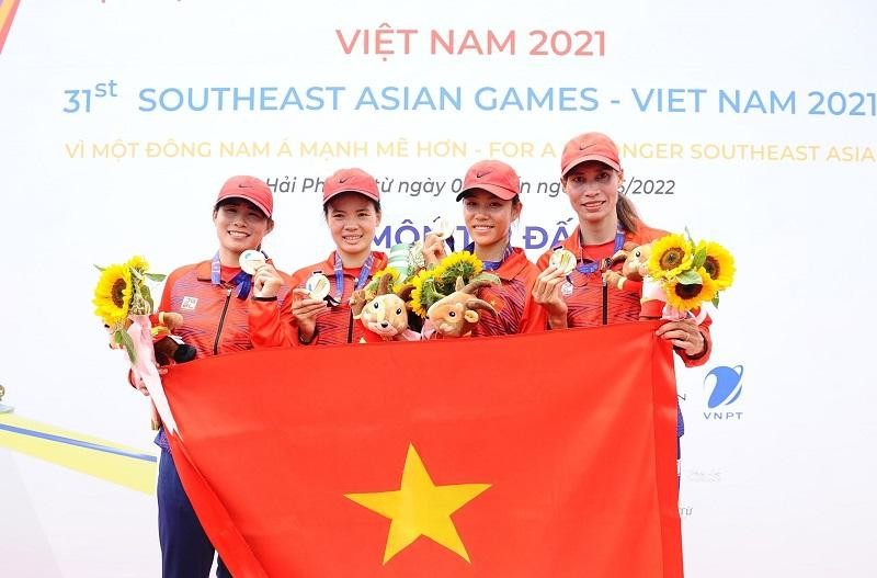 Vận động viên đua thuyền Lương Thị Thảo (dân tộc Thái, phải) và các đồng đội ăn mừng tấm HCV nội dung thuyền 4 nữ hạng nhẹ chèo đôi. Ảnh: TTXVN