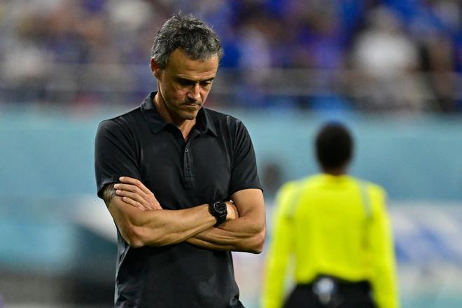 Enrique cúi đầu rời cuộc chơi Enrique cúi đầu rời cuộc chơi