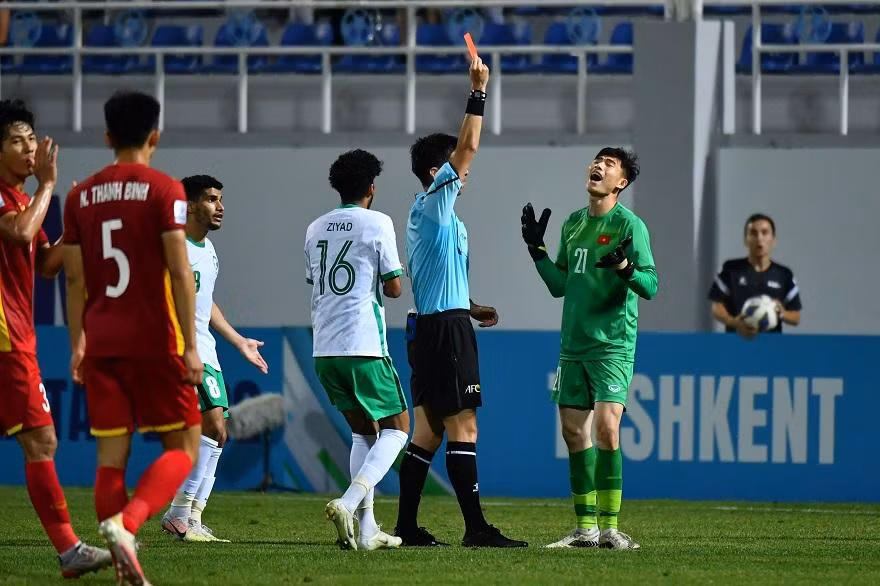 Trọng tài đã chính xác khi rút thẻ đỏ với Văn Chuẩn. Ảnh: AFC Trọng tài đã chính xác khi rút thẻ đỏ với Văn Chuẩn. Ảnh: AFC