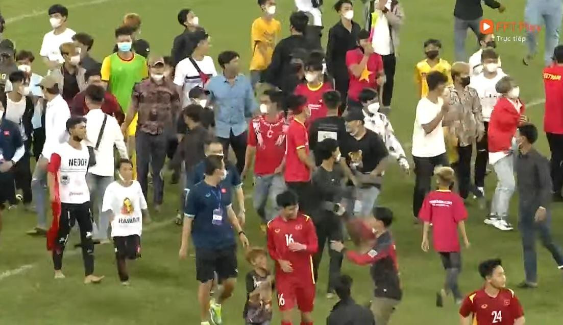 Các cổ động viên tiếp cận cầu thủ U23 Việt Nam để chụp hình kỷ niệm