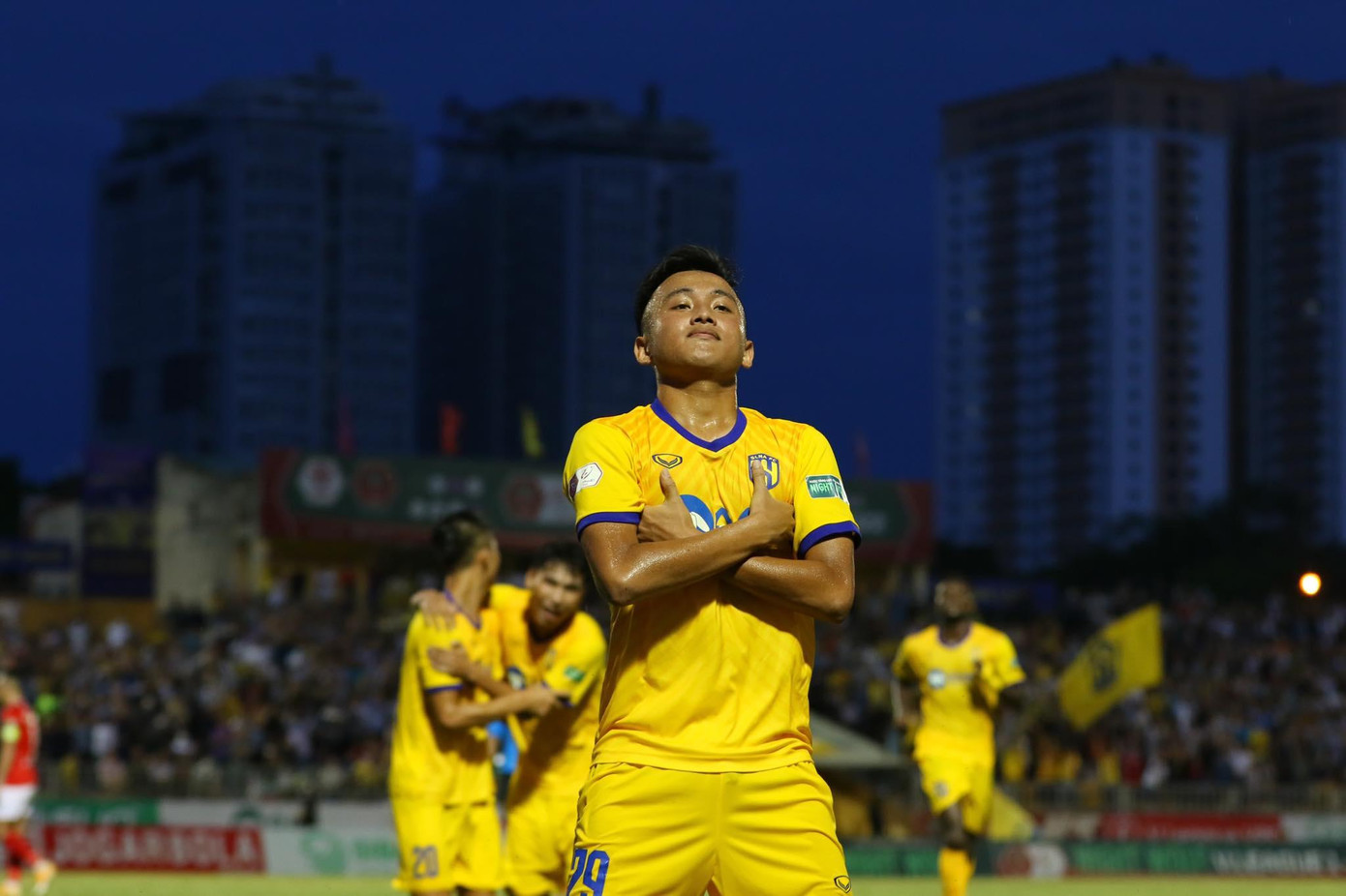 Sỹ Hoàng ghi bàn quyết định cho SLNA