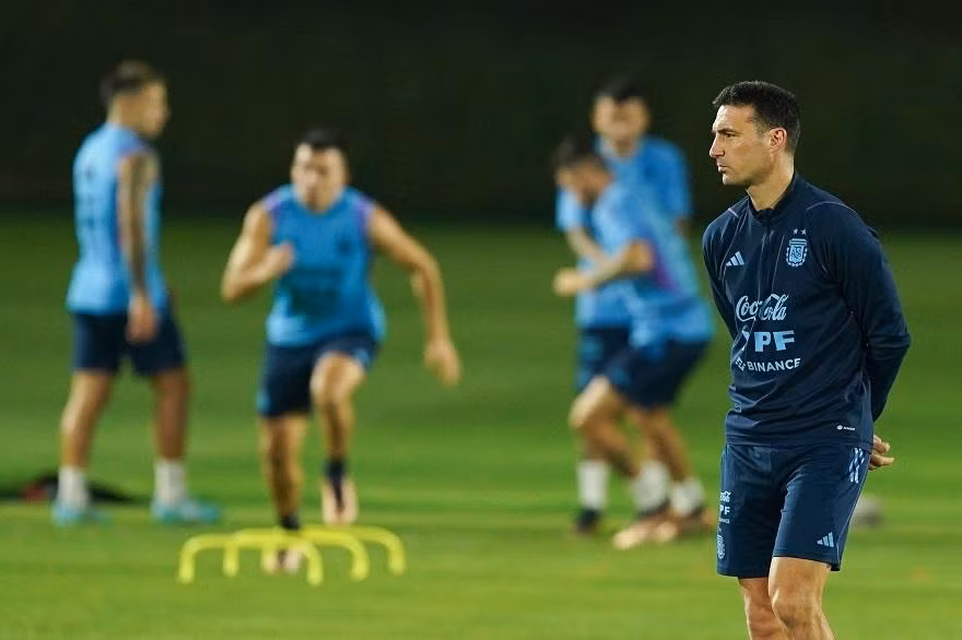 Scaloni trầm tư trong buổi tập của tuyển Argentina Scaloni trầm tư trong buổi tập của tuyển Argentina