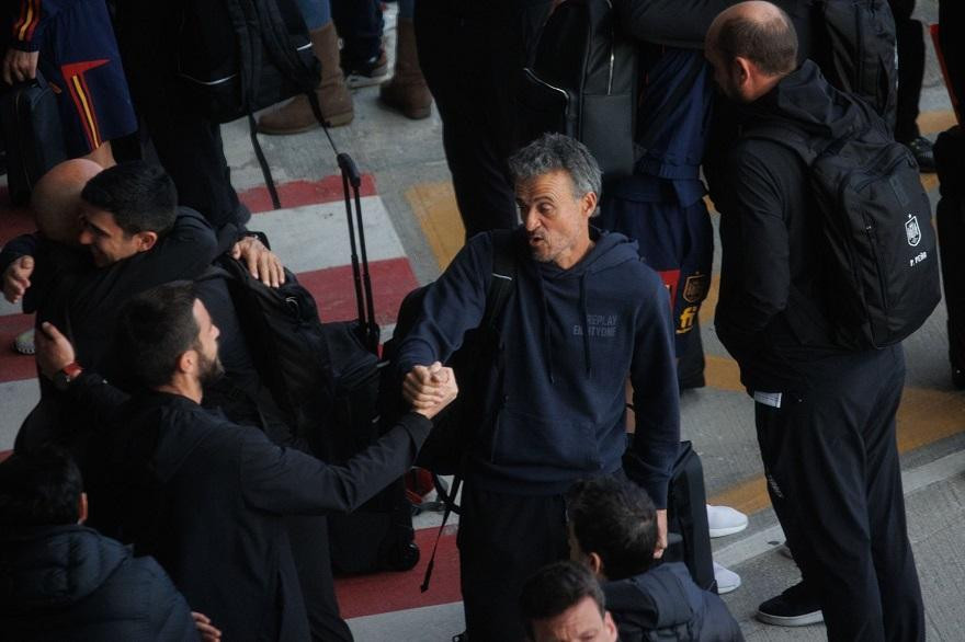 Luis Enrique chia tay tuyển Tây Ban Nha tại sân bay Madrid sáng nay